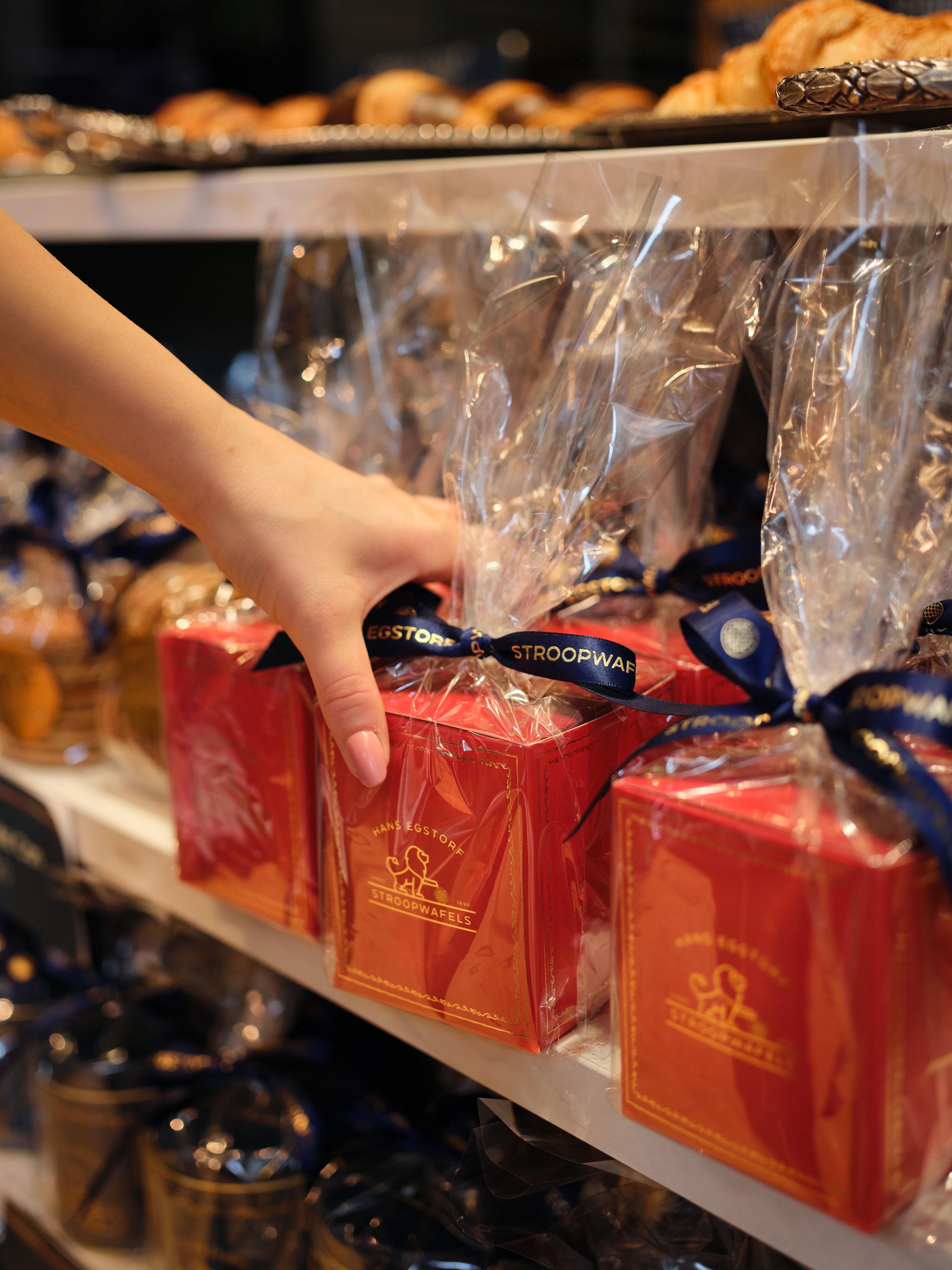 Hans Egstorf's famous colour box.
This is a red box with a blue ribbon, containing the famous Stroopwafels.
